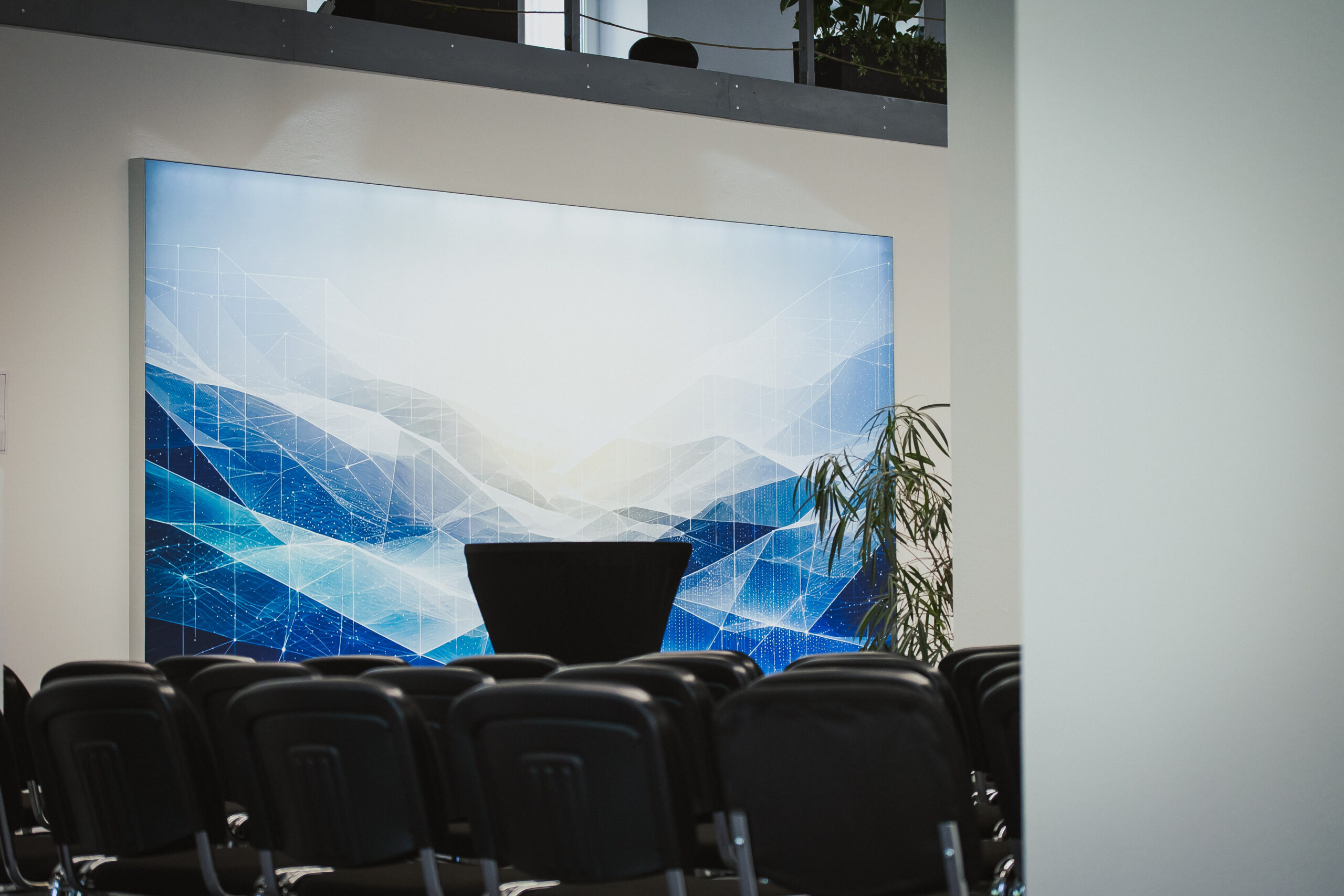 LED-Screen und Bestuhlung im Atrium
